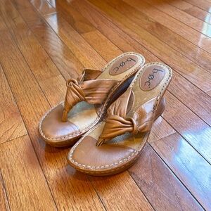 🫒 b.o.c. Tan leather wedge sandal, BC 5111.